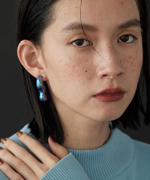 AMERICAN HOLIC（アメリカンホリック）の「【WEB限定】オーロラカラーアクリルピアス（ピアス（両耳用）・レディース・グリーン/オレンジ/ブルー/イエロー/クリア・FREE）」の3枚目の写真