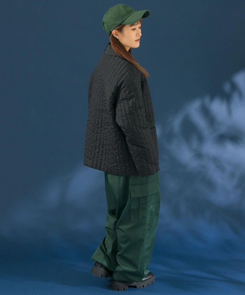 HEYUMM(ヘユム)の「キルティングショートジャケット(その他アウター・レディース・ブラック/アイボリー・ONE)」の6枚目の写真