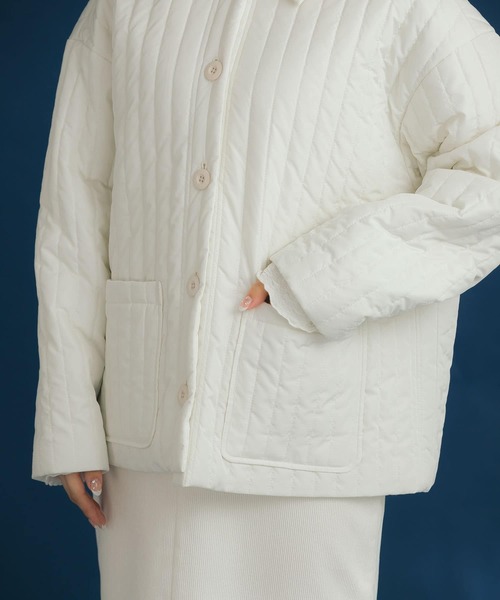 HEYUMM(ヘユム)の「キルティングショートジャケット(その他アウター・レディース・ブラック/アイボリー・ONE)」の11枚目の写真