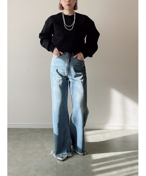 Yucca(ユッカ)の「裾フリンジデニムワイドパンツ(MEKKE 低身長向け)(デニムパンツ・レディース・ブラック/ブルー・X-SMALL/SMALL/MEDIUM)」の2枚目の写真