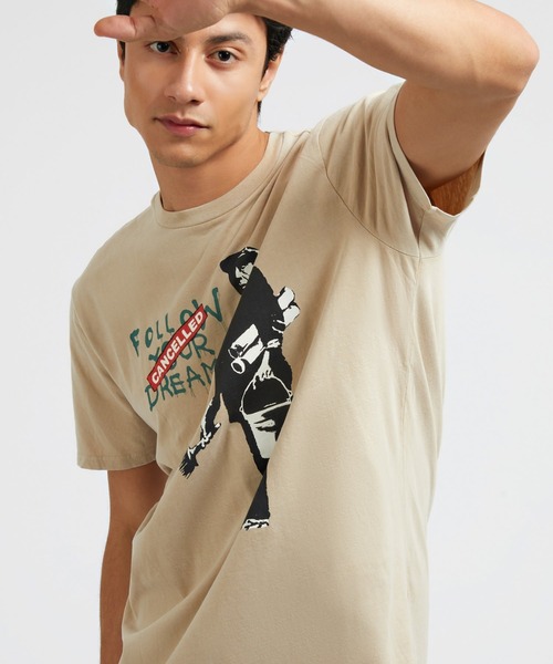 Guess(ゲス)の「GUESS X BRANDALISED(R) WITH GRAFFITI BY BANKSY Cancelled Dreams Tee バンクシー 半袖 Tシャツ(Tシャツ/カットソー・メンズ・ピンク/ベージュ・X-LARGE/SMALL/LARGE/MEDIUM)」の3枚目の写真