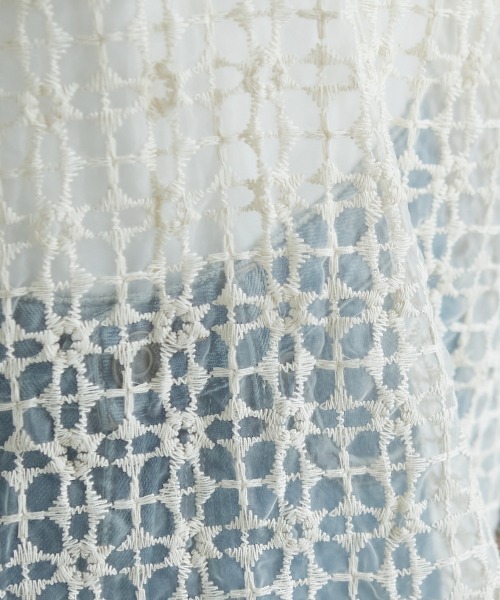 GEVS.(ジェイヴィス)の「<大きいサイズ> シアー刺しゅうブラウス GEVS.(シャツ/ブラウス・レディース・ブラック/ベージュ・4L/LL/L/3L/5L)」の19枚目の写真