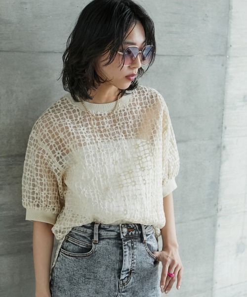 GEVS.(ジェイヴィス)の「<大きいサイズ> シアー刺しゅうブラウス GEVS.(シャツ/ブラウス・レディース・ブラック/ベージュ・4L/LL/L/3L/5L)」の3枚目の写真