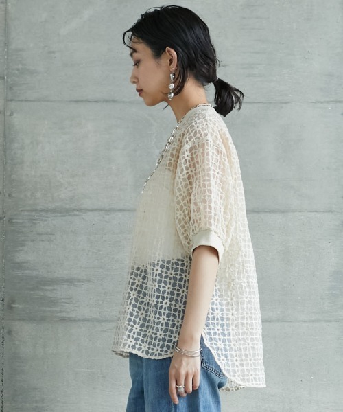 GEVS.(ジェイヴィス)の「<大きいサイズ> シアー刺しゅうブラウス GEVS.(シャツ/ブラウス・レディース・ブラック/ベージュ・4L/LL/L/3L/5L)」の21枚目の写真