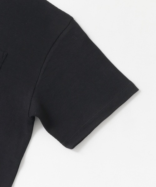 ITEMS URBANRESEARCH(アイテムズ アーバンリサーチ)の「度詰めワッフル クルーネックTシャツ(Tシャツ/カットソー・メンズ・ブラック/ホワイト/ブルー/ブラウン・MEDIUM/LARGE)」の8枚目の写真