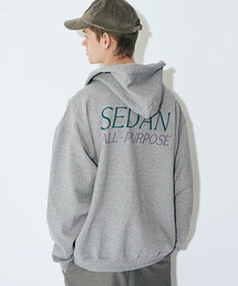 SEDAN ALL-PURPOSE | SEDAN ALL-PURPOSE | ロゴ ジップアップフーディー MEN(パーカー)
