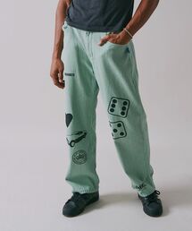 SEQUENZ（シークエンズ）の「【SEQUENZ】COLLAGE OVERDYE TWILL PANTS / オーバーダイ ワイドパンツ ロゴ  ダイス ハート ストレート≪SET UP着用可能≫（その他パンツ・メンズ）」