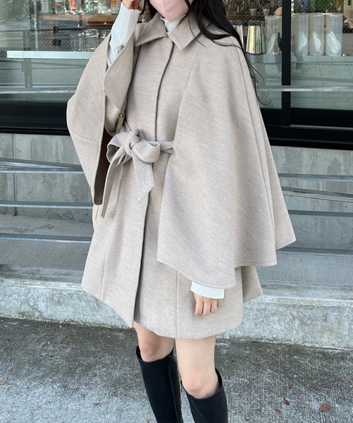 JUNOAH（ジュノア）の「スリットケープコート（その他アウター・レディース・ダークブラウン/ブラック/グレイッシュベージュ・SMALL/MEDIUM/LARGE）」の3枚目の写真