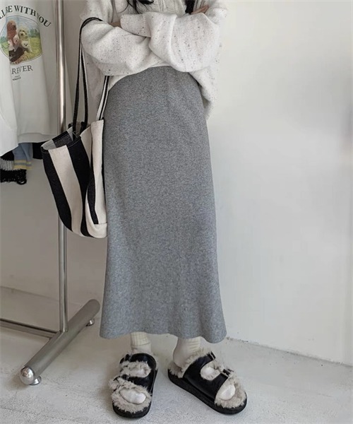 FREE STYLISTS(フリー スタイリスト)の「Iラインロングニットスカート(スカート・レディース・ブラック/パープル/グレー/アイボリー/モカ・FREE)」の14枚目の写真