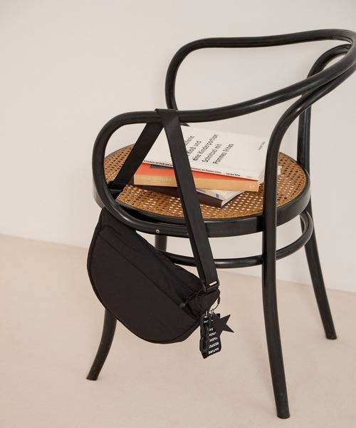 BAYFLOW（ベイフロー）の「チャームツキハーフムーンショルダー（ショルダーバッグ・レディース・グリーン/ブルー/グレー/ベージュ/ブラック/アイボリー・FREE）」の2枚目の写真