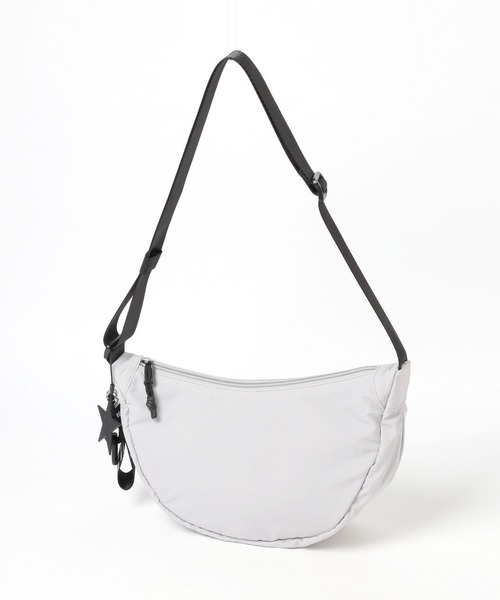 BAYFLOW（ベイフロー）の「チャームツキハーフムーンショルダー（ショルダーバッグ・レディース・グリーン/ブルー/グレー/ベージュ/ブラック/アイボリー・FREE）」の21枚目の写真