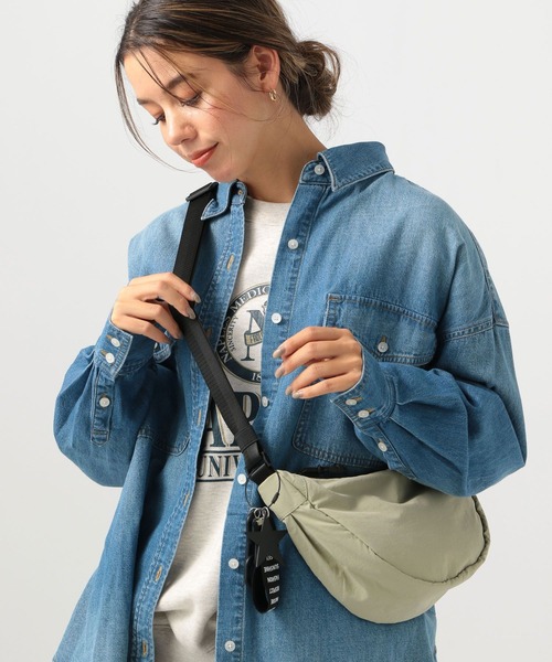 BAYFLOW（ベイフロー）の「チャームツキハーフムーンショルダー（ショルダーバッグ・レディース・グリーン/ブルー/グレー/ベージュ/ブラック/アイボリー・FREE）」の16枚目の写真