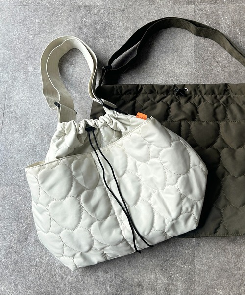 CPCM(シーピーシーエム)の「アソートキルトBIGショルダー(ショルダーバッグ・メンズ・カーキ/グリーン/ブラック/オフホワイト/アイボリー/ブラック系その他・FREE)」の2枚目の写真