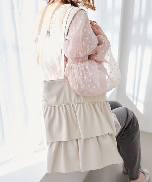 MAJESTIC LEGON(マジェスティックレゴン)の「ティアードフリルトートバッグ(トートバッグ・レディース・ブラック/アイボリー/シルバー・FREE)」の4枚目の写真
