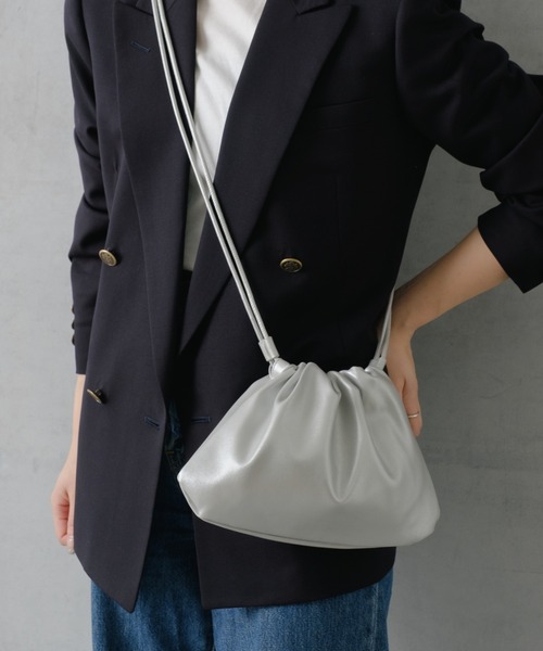 Actually（アクチュアリー）の「ギャザー巾着ショルダー（ショルダーバッグ・レディース・シルバー/アイボリー/ブラック・フリー）」の3枚目の写真