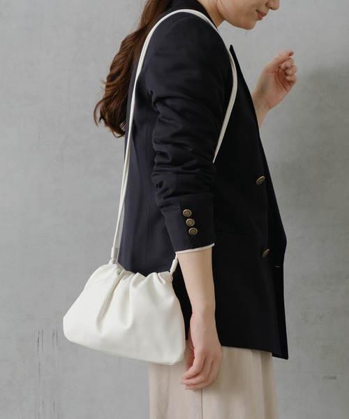 Actually（アクチュアリー）の「ギャザー巾着ショルダー（ショルダーバッグ・レディース・シルバー/アイボリー/ブラック・フリー）」の2枚目の写真