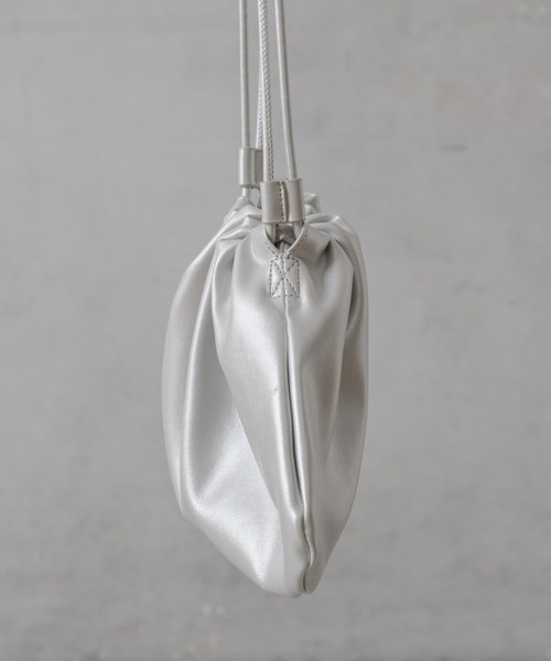 Actually（アクチュアリー）の「ギャザー巾着ショルダー（ショルダーバッグ・レディース・シルバー/アイボリー/ブラック・フリー）」の15枚目の写真