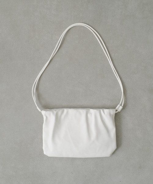 Actually（アクチュアリー）の「ギャザー巾着ショルダー（ショルダーバッグ・レディース・シルバー/アイボリー/ブラック・フリー）」の4枚目の写真