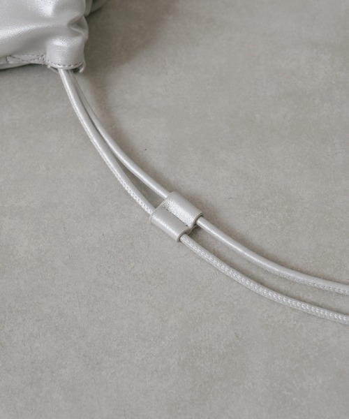 Actually（アクチュアリー）の「ギャザー巾着ショルダー（ショルダーバッグ・レディース・シルバー/アイボリー/ブラック・フリー）」の12枚目の写真