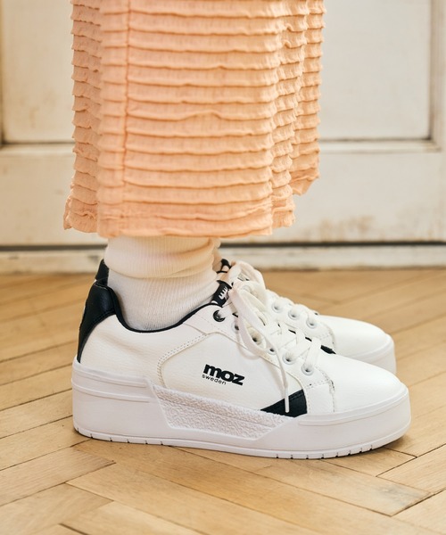 moz(モズ)の「moz(モズ)フェイクレザー厚底コートスニーカー(スニーカー・レディース・ブルー/ベージュ/ブラック×ホワイト/ピンク/カーキ・22.5cm/23.0cm/23.5cm/24.0cm/24.5cm/25.0cm)」の2枚目の写真