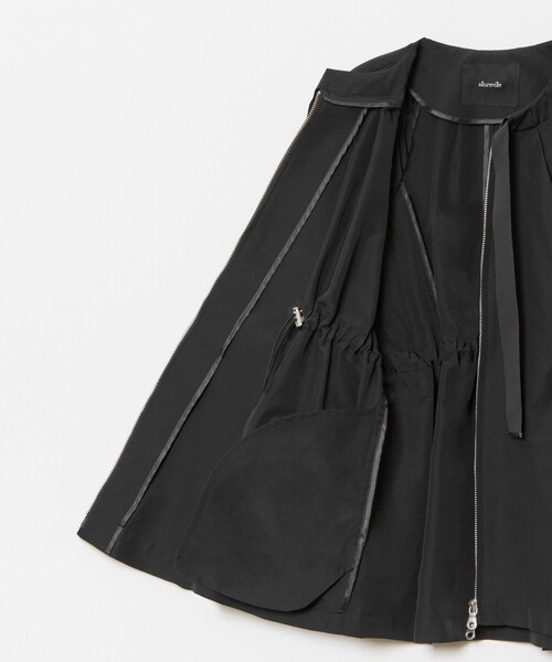 allureville（アルアバイル）の「ソフトメモリーグログランブルゾン