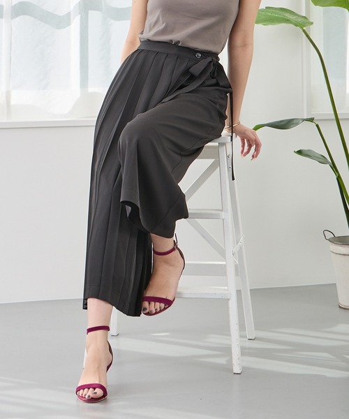 NICOLE white（ニコルホワイト）の「プリーツラップパンツ（その他パンツ・レディース・ブラック/グレー/イエロー/ブルー・FREE）」の2枚目の写真