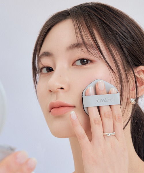 rom&nd(ロムアンド)の「rom&nd ヌーゼロクッション(ファンデーション・レディース・03 natural21/04 beige23/02 pure21/01 porcelain17・FREE)」の5枚目の写真