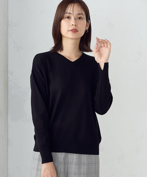 COMME CA ISM（コムサイズム）の「【 マシンウォッシャブル 】ベーシックＶネックニット（ニット/セーター・レディース・チャコール/ブラック/レッド/ホワイト・LARGE/MEDIUM）」の2枚目の写真