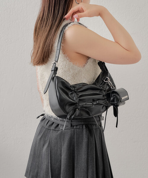 Chico（チコ）の「【500mlペットボトル収納可】ドロストラウンドショルダーバッグ（ショルダーバッグ・レディース・シルバー/ブラック/アイボリー/レッド・FREE）」の7枚目の写真