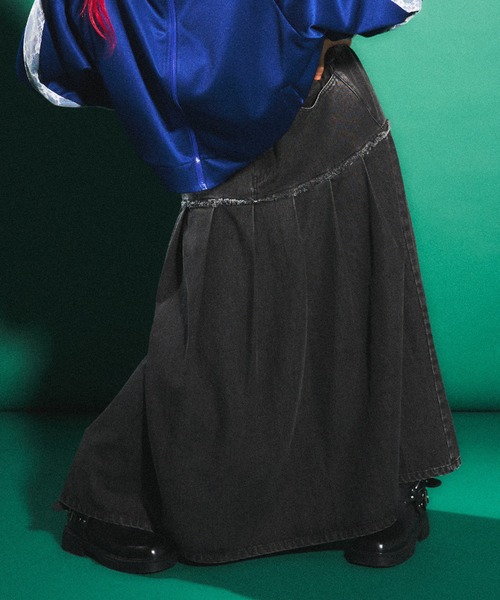 PUNYUS（プニュズ）の「切り替えプリーツデニムロングスカート（デニムスカート・レディース・ブラック系その他・1/2/3/4）」の5枚目の写真