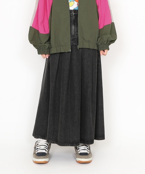 PUNYUS（プニュズ）の「切り替えプリーツデニムロングスカート（デニムスカート・レディース・ブラック系その他・1/2/3/4）」の12枚目の写真