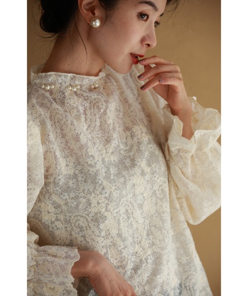 首元を飾るパールの細やか花刺繍ブラウストップス（シャツ/ブラウス）｜CAWAII（カワイイ）