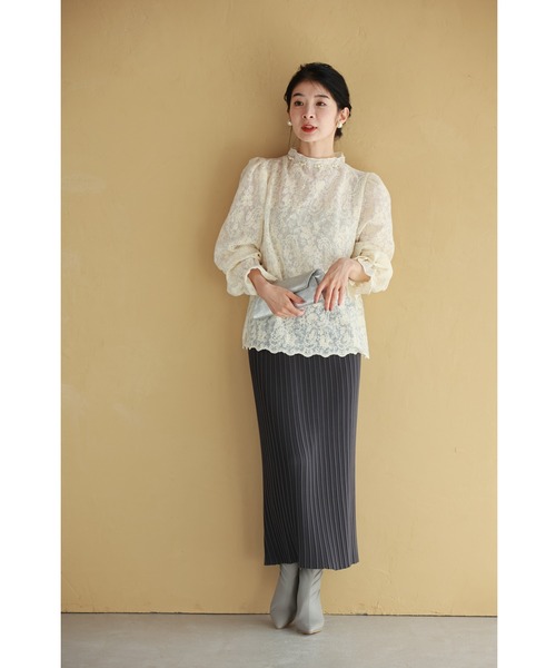 首元を飾るパールの細やか花刺繍ブラウストップス（シャツ/ブラウス）｜CAWAII（カワイイ）