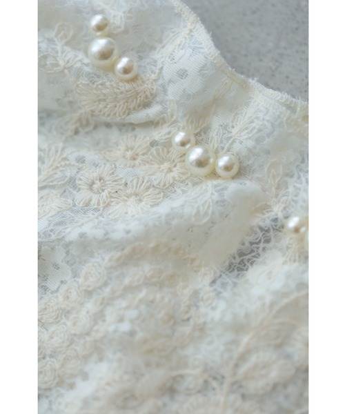 首元を飾るパールの細やか花刺繍ブラウストップス（シャツ/ブラウス）｜CAWAII（カワイイ）