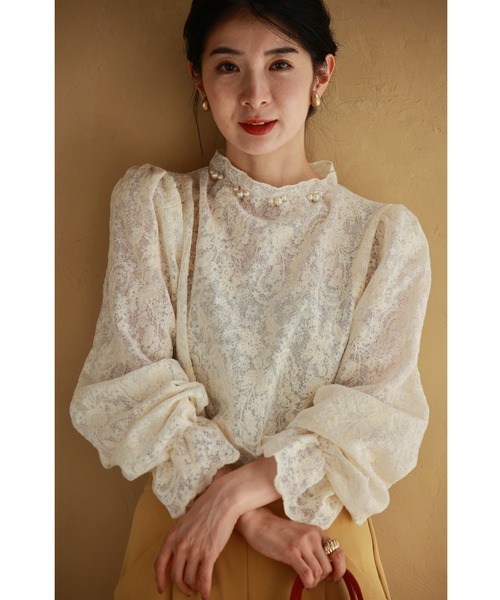 首元を飾るパールの細やか花刺繍ブラウストップス（シャツ/ブラウス）｜CAWAII（カワイイ）