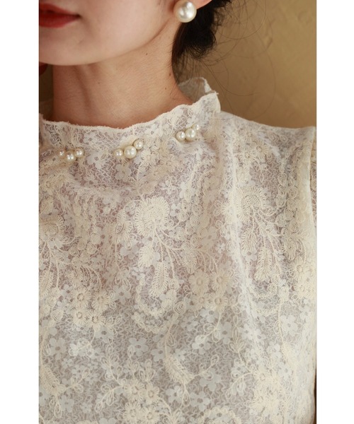 首元を飾るパールの細やか花刺繍ブラウストップス（シャツ/ブラウス）｜CAWAII（カワイイ）