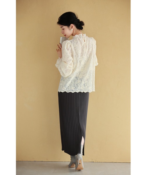 首元を飾るパールの細やか花刺繍ブラウストップス（シャツ/ブラウス）｜CAWAII（カワイイ）