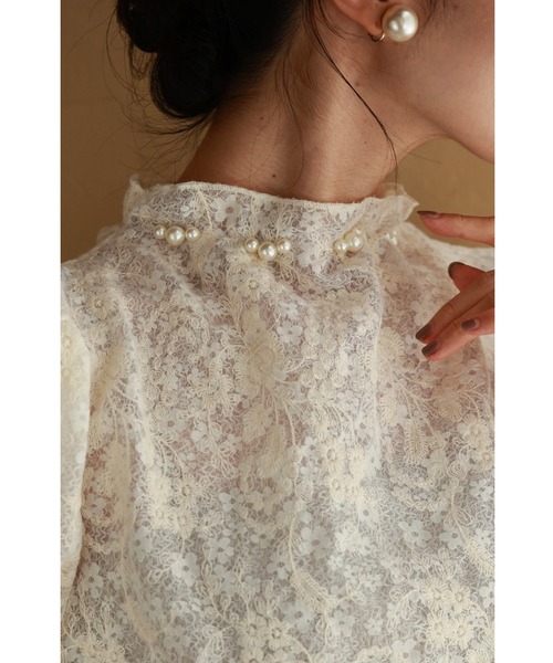 首元を飾るパールの細やか花刺繍ブラウストップス（シャツ/ブラウス）｜CAWAII（カワイイ）