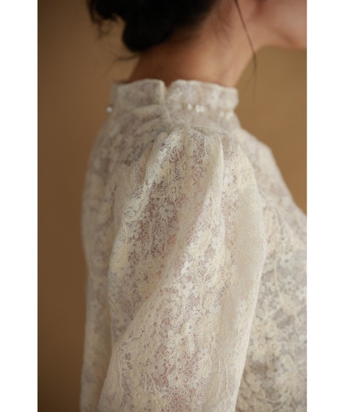 首元を飾るパールの細やか花刺繍ブラウストップス（シャツ/ブラウス）｜CAWAII（カワイイ）