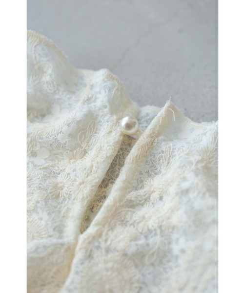 首元を飾るパールの細やか花刺繍ブラウストップス（シャツ/ブラウス）｜CAWAII（カワイイ）