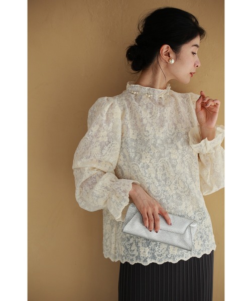 首元を飾るパールの細やか花刺繍ブラウストップス（シャツ/ブラウス）｜CAWAII（カワイイ）