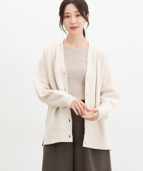 Honeys(ハニーズ)の「【ふんわりもちもち】Vネックカーデ(カーディガン/ボレロ・レディース・ピンク/ブラウン/オートミール/チャコール/ブルー・S/M/L/LL)」の4枚目の写真