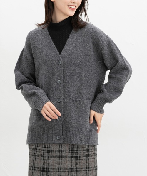 Honeys(ハニーズ)の「【ふんわりもちもち】Vネックカーデ(カーディガン/ボレロ・レディース・ピンク/ブラウン/オートミール/チャコール/ブルー・S/M/L/LL)」の2枚目の写真