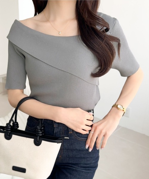 mily bilet(ミウィビレット)の「【mily bilet】この夏華やかさと個性をプラス。アシンメトリーオフショル2WAY半袖サマーリブニット(Tシャツ/カットソー・レディース・グレー/アイボリー/ブラック・LARGE/X-LARGE/SMALL/MEDIUM)」の1枚目の写真