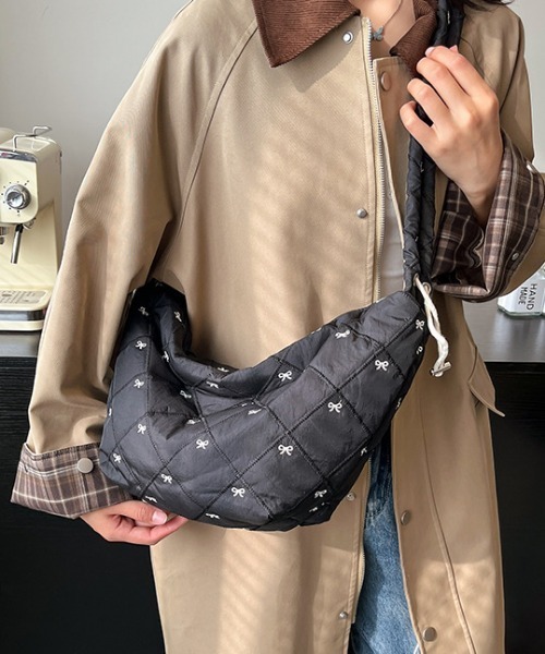 Vipoa(ヴィポア)の「リボンモチーフキルティングバッグ(ショルダーバッグ・レディース・ブラック/ブラウン/ピンク/ベージュ・FREE)」の6枚目の写真