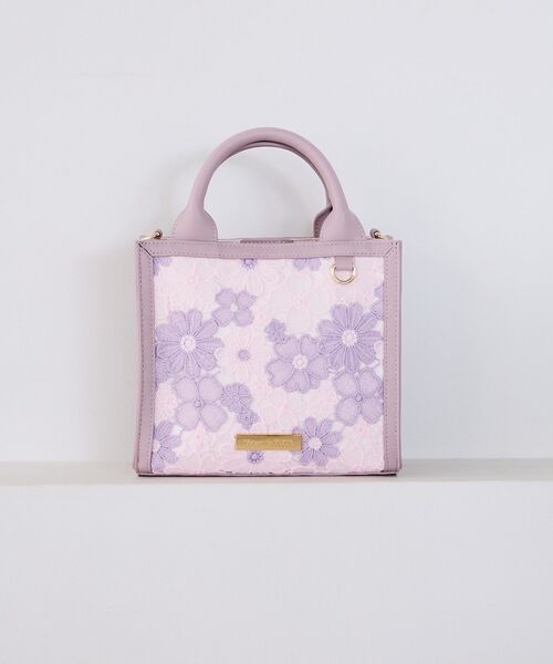 Maison de FLEUR(メゾンドフルール)の「フラワーレース2Wayスクエアトートバッグ(トートバッグ・レディース・ラベンダー/アイボリー・FREE)」の2枚目の写真