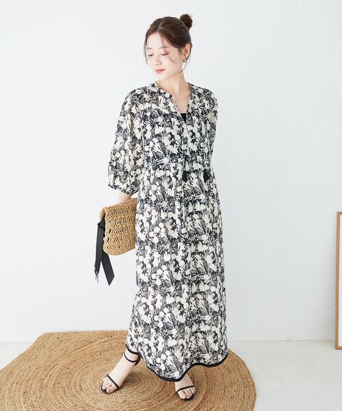 le.coeur blanc（ルクールブラン）の「Fanaka別注バイカラーフラワーワンピース（ワンピース・レディース・ブルー/ブラック・38）」の17枚目の写真