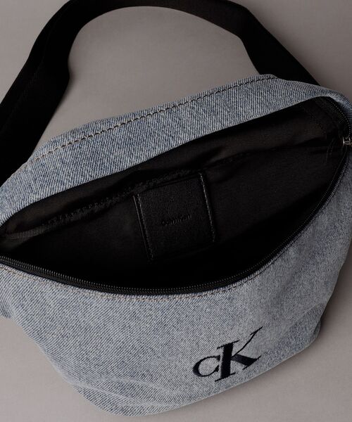 Calvin Klein(カルバン・クライン)の「デニム ウエストバッグ(ボディバッグ/ウエストポーチ・メンズ・ブルー・FREE)」の2枚目の写真