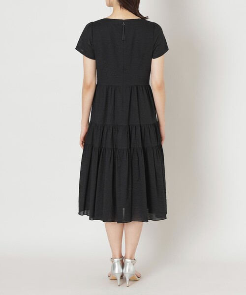 TO BE CHIC（トゥー ビー シック）の「ウェーブローン ランダムティアードワンピース（ワンピース・レディース・ベージュ系その他4/ブラック/ブルー系その他2・40/42）」の9枚目の写真