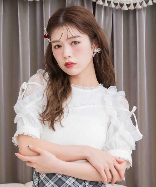 couture BY ROJITA（クチュールバイロジータ）の「肩透かしラッフルトップス（Tシャツ/カットソー・レディース・ホワイト/ブラック/マルチ・FREE）」の2枚目の写真